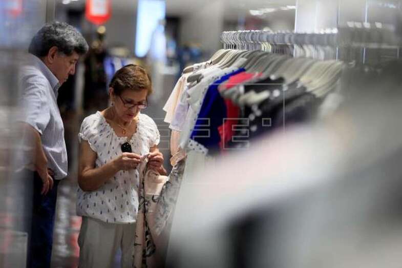Imagen de archivo de personas observando productos en un centro comercial (Foto Efe)